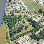 Le Baccara Lodge, Véritable Maison De Famille Avec Piscine Et Parc *