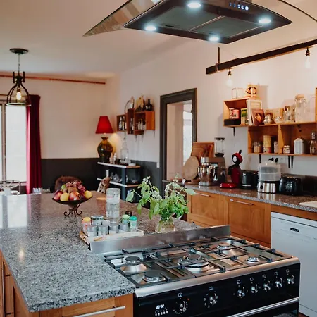 Le Baccara Lodge, Veritable Maison De Famille Avec Piscine Et Parc